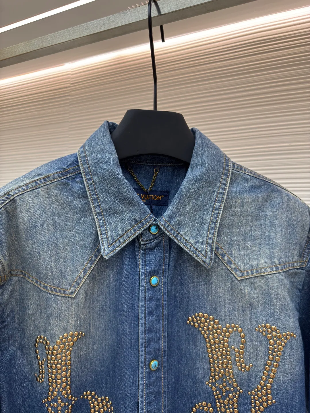 LOUIS VUITTON hook lapel denim long-sleeved shirt ●Authentic product: Purchased and developed by 10674 ●Item number: 1680561-B45 ●Fabric: Denim denim fabric ●Technology: Washed production ●Version: Fitted version ●Weight: about 610 grams ●Size: S-M-L-XL ●Description: Crafted from denim denim fabric, with excellent texture, comfortable and soft, breathable and sweat-absorbent, the chest is decorated with brand logo embellished with studs and floral details, and the top snap button is embellished with iconic floral details. The overall routing is straight and delicate, the fabric is comfortable and soft, and the color is consistent without color difference. It can be matched with the same style to create a fashionable look and control various occasions. Customized accessories, complete three standards, same style for men and women!